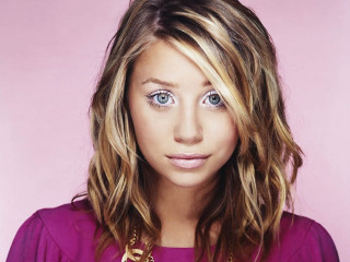 Woman necklace posing picture pink - perfect eye free wallpaper