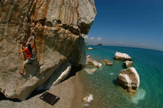 Man climbing cliff ocean beach - cagnaccio di san pietro free wallpaper