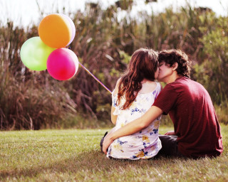 Couple kissing balloons field grass 2 - a couple kissing free wallpaper