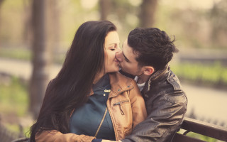 Man woman kissing bench park 2 - a bench in a park free wallpaper