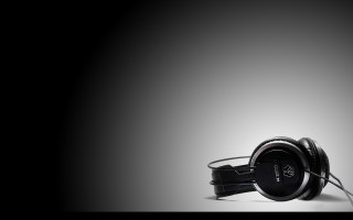 Headphones table wall black white - product photography free wallpaper
