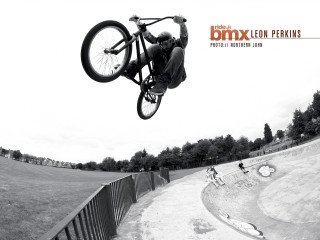 Man flying bike ramp park - people watching free wallpaper