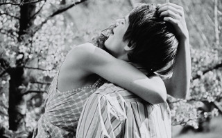 Woman holding head hands woods - bert stern free wallpaper