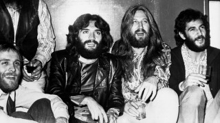 Men sitting room wall glass - barbara greg free wallpaper