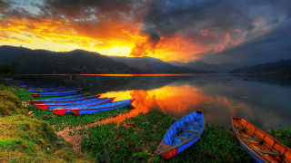 Boats lake cloudy sunset mountains - a group of boats free wallpaper