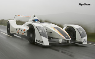White race car rain road - a white race car free wallpaper