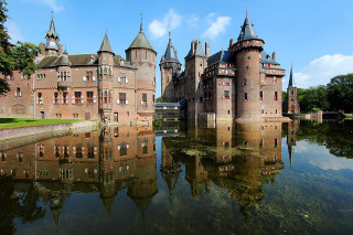 Castle moat reflection water surface - medieval free wallpaper