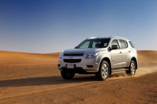 Silver chevrolet suv desert tilt - a desert area free wallpaper