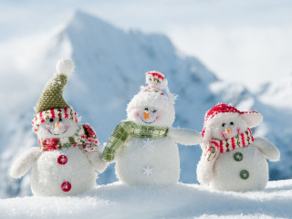 Three snowmen snow mountain background 2 - naive free wallpaper for desktop