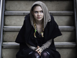 Woman sitting stairs black outfit - a green flower free wallpaper