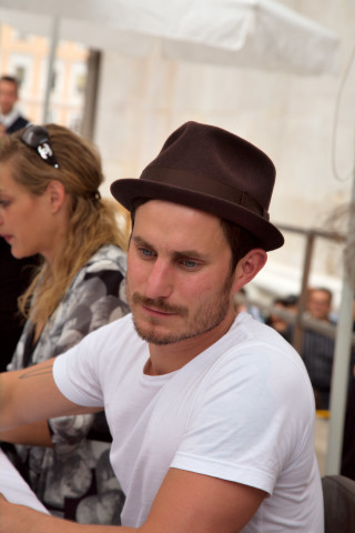 Man hat table laptop people - a laptop computer free wallpaper