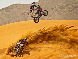 Dirt bike jump desert mountain - action painting free wallpaper