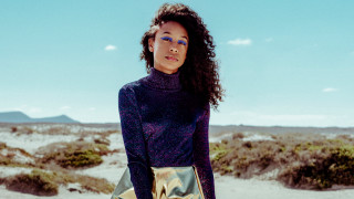 Woman gold purse beach blue - contemporary free wallpaper for desktop