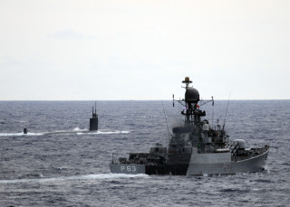 Small boat ocean large boat - larger free wallpaper