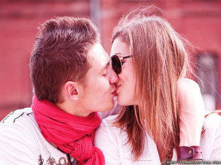 Man woman kissing sun red - a red scarf free wallpaper