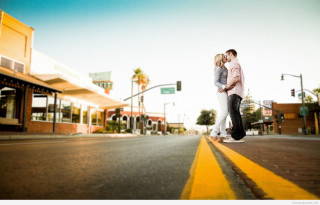 Couple road building traffic light - a couple standing free wallpaper