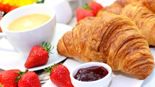 Croissant strawberries coffee plate bowl - art informel free wallpaper