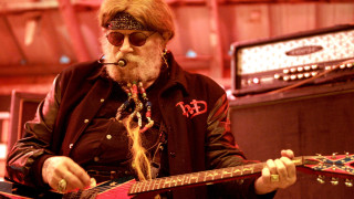 Man beard glasses guitar room - a guitar in a room free wallpaper