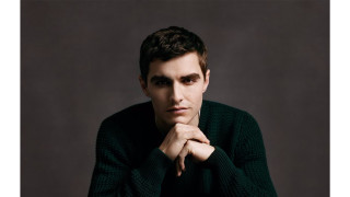 Man serious hands chin looking - his chin free wallpaper