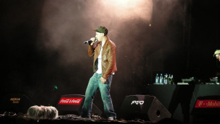 Man singing on stage microphone - neodada free wallpaper for desktop