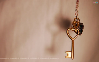 Gold key heart keychain wall - a chain free wallpaper for desktop