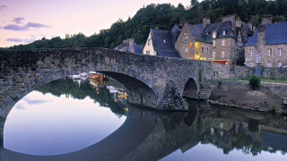 Stone bridge river boat houses - a small boat free wallpaper for desktop