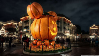 Pumpkin statue city square night - free halloween wallpaper