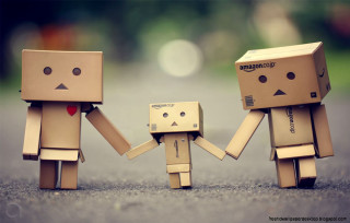 Cardboard dolls holding hands boxes 2 - a cardboard box free wallpaper