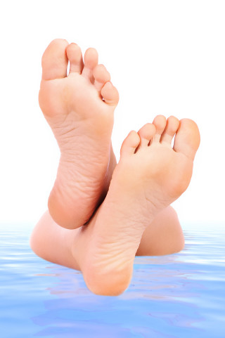 Bare feet water toes up - free 3d render wallpaper for mobile