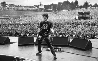 Man stage guitar crowd performance - microscopic free wallpaper