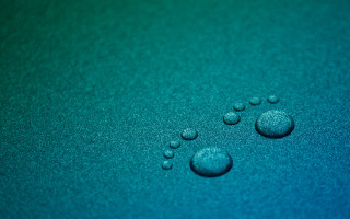 Water droplets blue surface green 2 - a blue surface free wallpaper for desktop