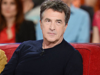 Man couch tv show blurry - didier mouron free wallpaper