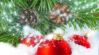 Christmas tree red ornament pinecones - a christmas tree free wallpaper for desktop