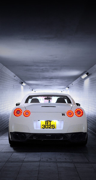 White car tunnel clock taillight - a white car free wallpaper for mobile