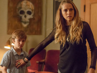 Woman child hand living room - beatrice huntington free wallpaper