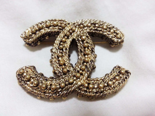 Brooch gold chain knot side - evert collier free wallpaper