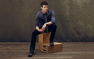 Man sitting wooden box crossed - everett warner free wallpaper