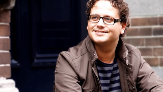 Man glasses bench smiling camera - peter konig free wallpaper