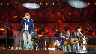 Man stage microphone band performance 2 - kitsch movement free wallpaper