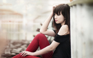 Woman sitting ground legs crossed 10 - feng zhu free wallpaper
