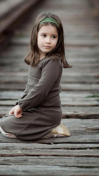 Little girl portrait wooden floor - a little girl free wallpaper for mobile
