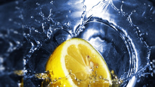 Lemon dropping into bowl water - a lemon free wallpaper