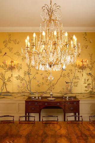 Chandelier wooden table wallpapered room - a chandelier free wallpaper for mobile