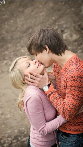 Man woman kissing park dirt - free valentines wallpaper for mobile