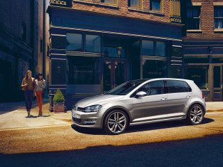 Silver car woman walking street - a purse free wallpaper