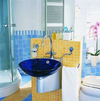Blue sink yellow tiles bathroom - a towel free wallpaper