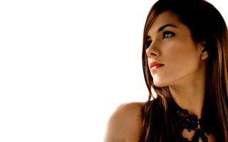 Gothic woman longhair greeneyes redlips - a light reflection free wallpaper