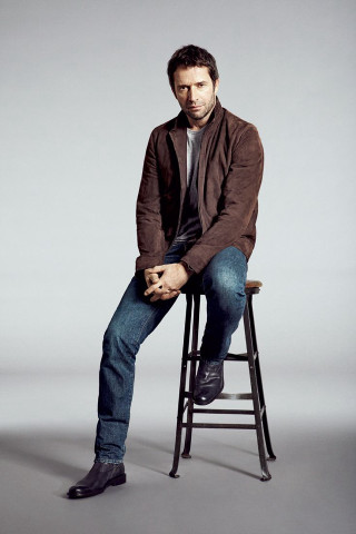 Man sitting stool legs crossed - his foot free wallpaper for mobile