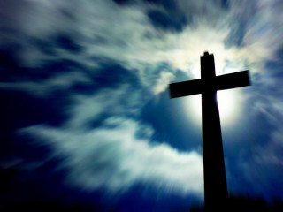 Cross cloudy sky sunbeam background - a cross free wallpaper