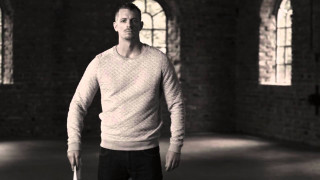 Man white sweater holding frisbee - a white sweater free wallpaper